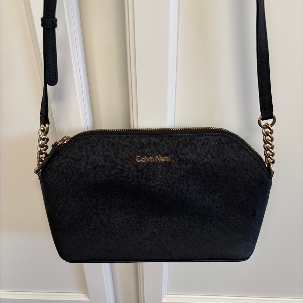 Calvin Klein Black Crossbody Bag with Sleek Design